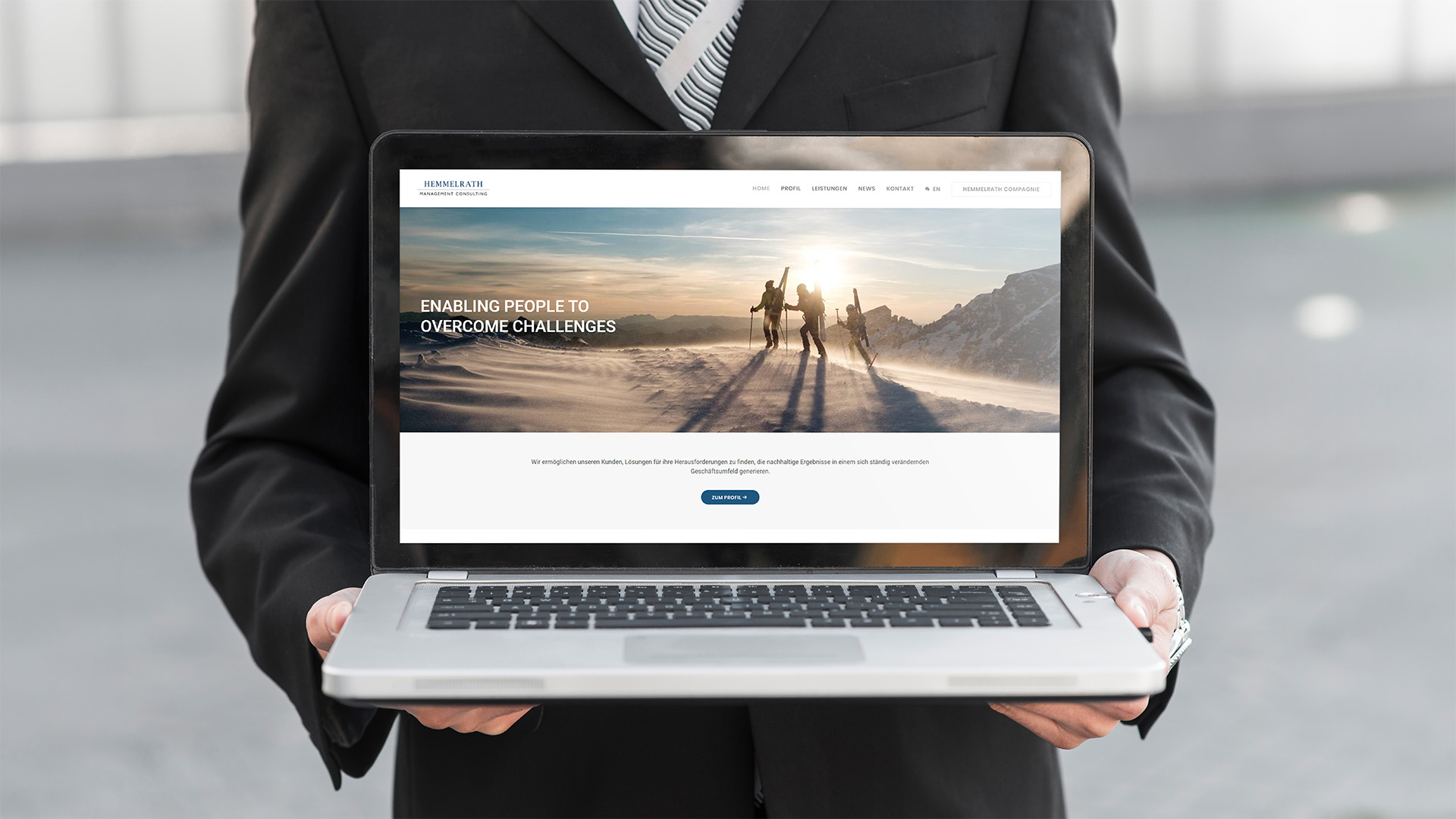 Laptop-Mockup mit der Website von Hemmelrath Management Consulting